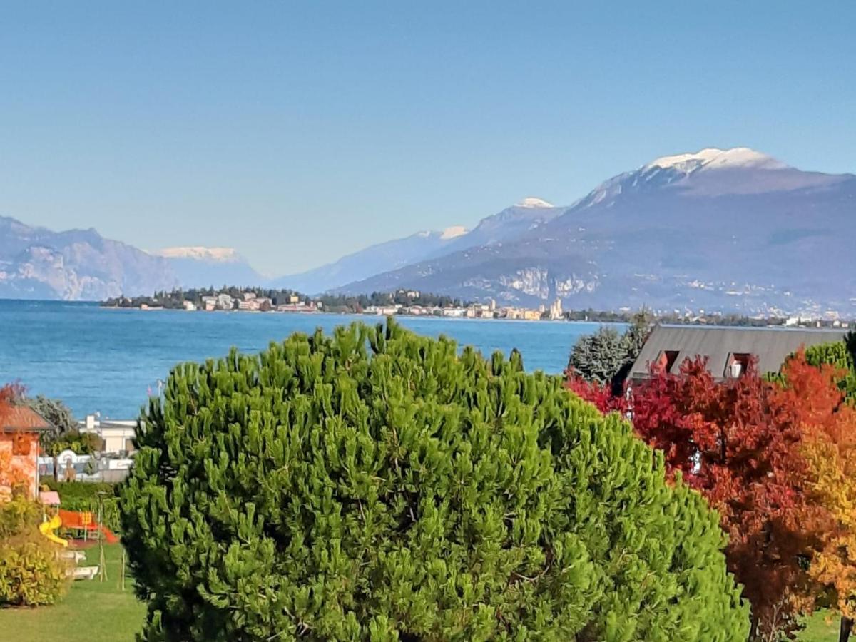 The Sunny Lake - Apartment With Pool Desenzano del Garda Exterior photo