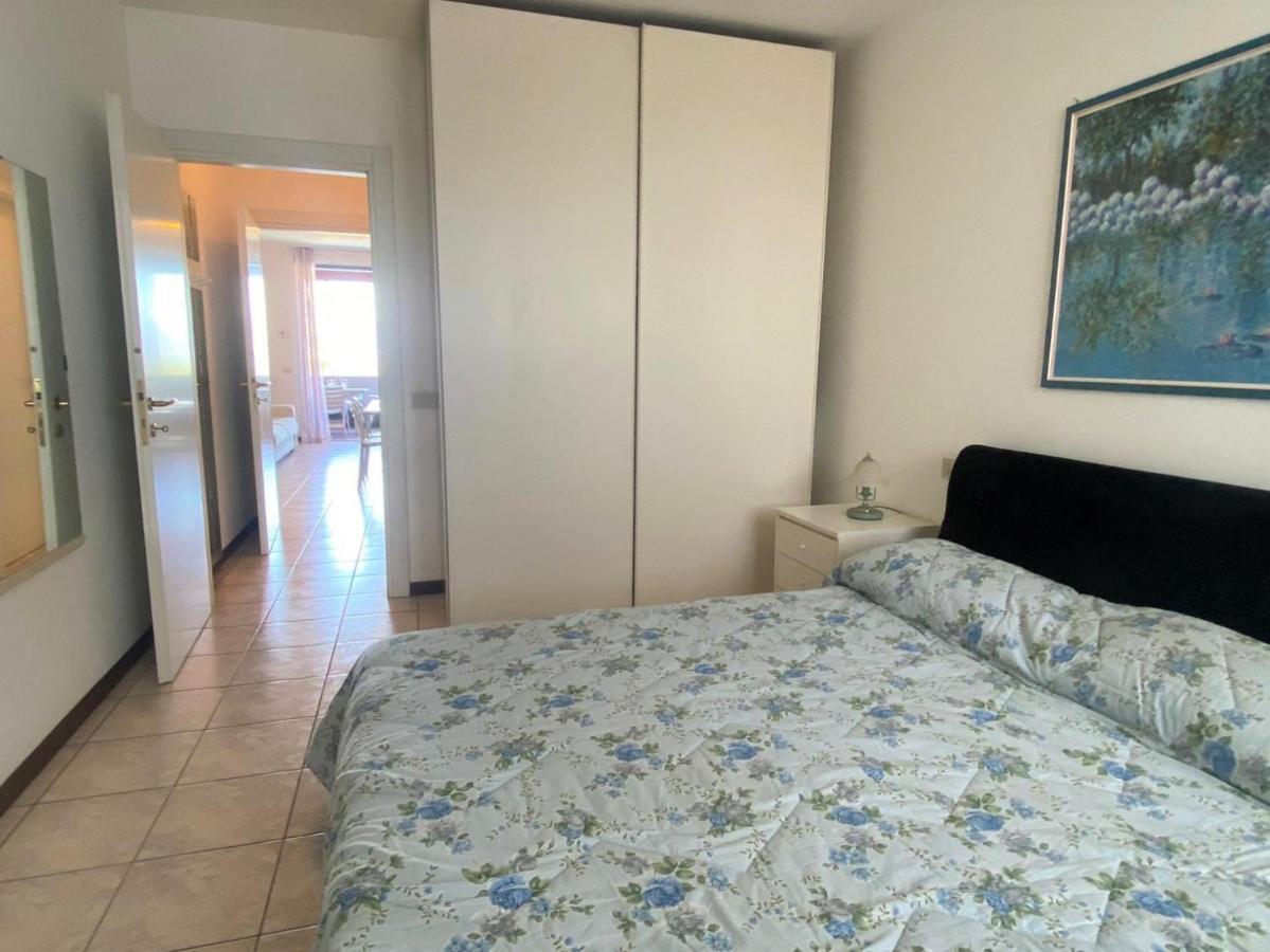 The Sunny Lake - Apartment With Pool Desenzano del Garda Exterior photo
