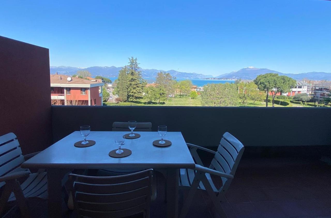 The Sunny Lake - Apartment With Pool Desenzano del Garda Exterior photo